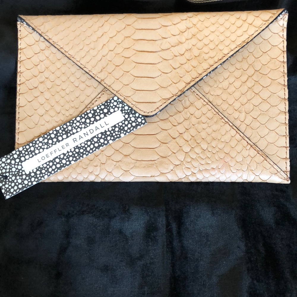 🌟LOEFFLER RANDALL CLUTCH🌟 ENVELOPE-PYE in NUDE